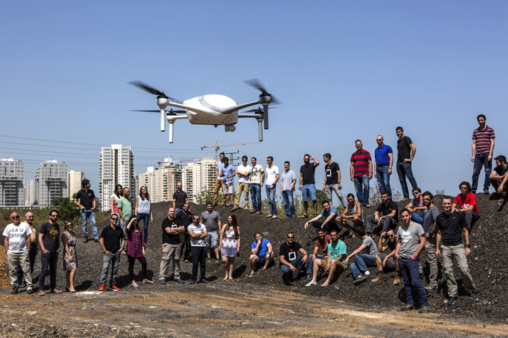 עובדי איירובוטיקס והרחפן בפעולה. החברה נכללה השנה ברשימת "25 חברות הטכנולוגיה ששווה לעקוב אחריהן" של "הוול סטריט ג'ורנל" עובדי איירובוטיקס והרחפן בפעולה. החברה נכללה השנה ברשימת "25 חברות הטכנולוגיה ששווה לעקוב אחריהן" של "הוול סטריט ג'ורנל"