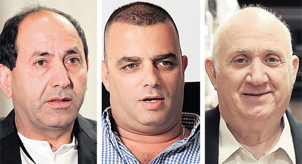 מימין: איציק אברכהן, מנכ"ל שופרסל; אייל רביד, מנכ"ל ומבעלי השליטה בוויקטורי; רמי לוי, מנכ"ל ובעלי רמי לוי. כשהספקים מבקשים לייקר מוצרים, הקמעונאים מעמידים פנים שהם נאבקים בדרישה, אבל בסוף נעתרים וגוזרים קופון מימין: איציק אברכהן, מנכ"ל שופרסל; אייל רביד, מנכ"ל ומבעלי השליטה בוויקטורי; רמי לוי, מנכ"ל ובעלי רמי לוי. כשהספקים מבקשים לייקר מוצרים, הקמעונאים מעמידים פנים שהם נאבקים בדרישה, אבל בסוף נעתרים וגוזרים קופון