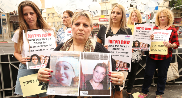 עליזה אלקובי, אמא של שלומית שנרצחה על ידי עובד זר , במחאת נשים בחיפה עליזה אלקובי, אמא של שלומית שנרצחה על ידי עובד זר , במחאת נשים בחיפה