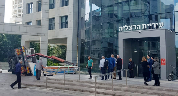 המשאית מחוץ לבניין העירייה. "גם העובדים היושבים במשרדים עלולים להיפגע" המשאית מחוץ לבניין העירייה. "גם העובדים היושבים במשרדים עלולים להיפגע"