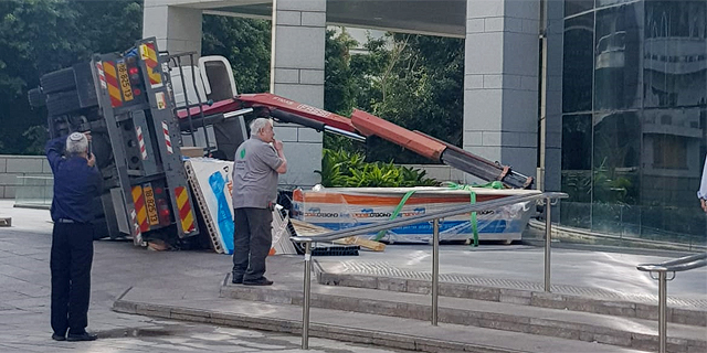 מול בניין העירייה: משאית מנוף קרסה במהלך עבודות שיפוץ