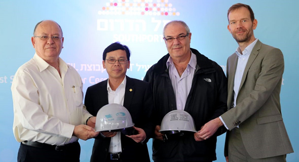 טקס מסירת השטח. מימין: קנת פיר סמנכ"ל ב-TIL, יגאל מאור מנהל רשות הספנות ונמלים, יו לי – מנהל פרויקט הקמת נמל המפרץ PEMC ושלמה ברימן מנכ"ל חברת נמלי ישראל טקס מסירת השטח. מימין: קנת פיר סמנכ"ל ב-TIL, יגאל מאור מנהל רשות הספנות ונמלים, יו לי – מנהל פרויקט הקמת נמל המפרץ PEMC ושלמה ברימן מנכ"ל חברת נמלי ישראל