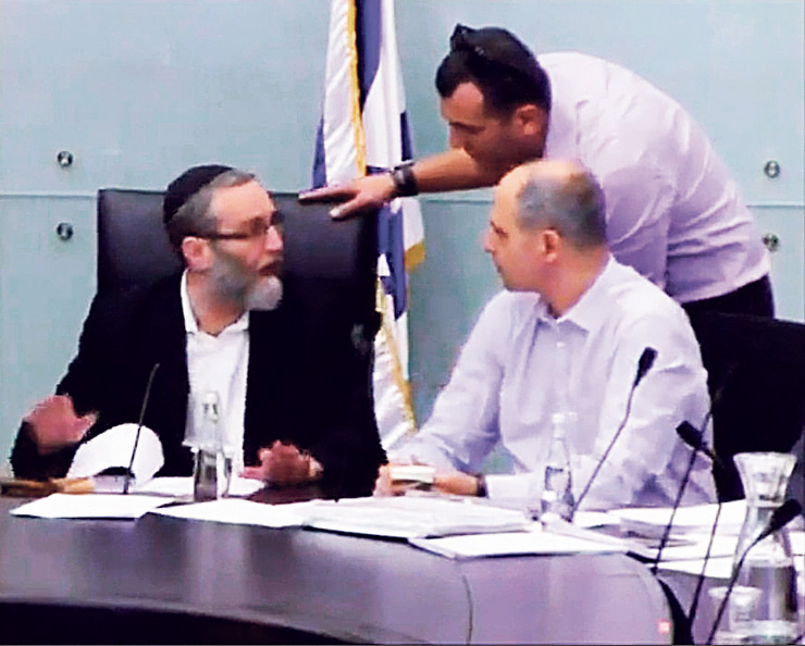 מימין: טמיר כהן מנהל ועדת הכספים, באב"ד (במרכז) וגפני בוועדת הכספים לפני כשבועיים. התפרצות לעיני המצלמות מימין: טמיר כהן מנהל ועדת הכספים, באב"ד (במרכז) וגפני בוועדת הכספים לפני כשבועיים. התפרצות לעיני המצלמות
