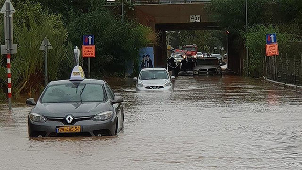 כלי רכב תקועים במנהרה בעקבות הצפה בכפר חב"ד כלי רכב תקועים במנהרה בעקבות הצפה בכפר חב"ד