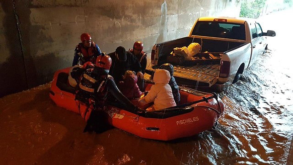 רכבים תקועים במנהרה בעקבות הצפה בכפר חב"ד רכבים תקועים במנהרה בעקבות הצפה בכפר חב"ד