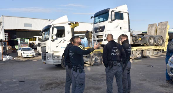 משאיות מוחרמות בכפר קאסם