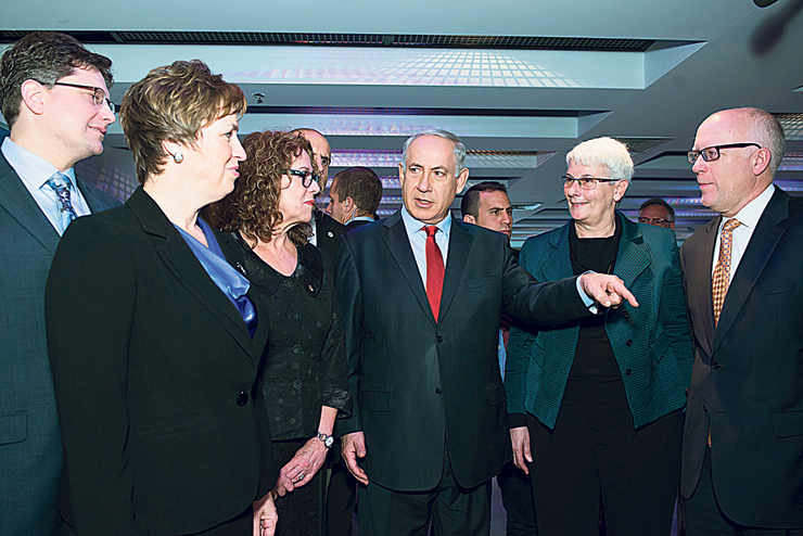 ברי עם ראש הממשלה נתניהו בביקור של בכירי לוקהיד מרטין באוני' בן גוריון. עדיין פעילה למרות המחלה ברי עם ראש הממשלה נתניהו בביקור של בכירי לוקהיד מרטין באוני' בן גוריון. עדיין פעילה למרות המחלה