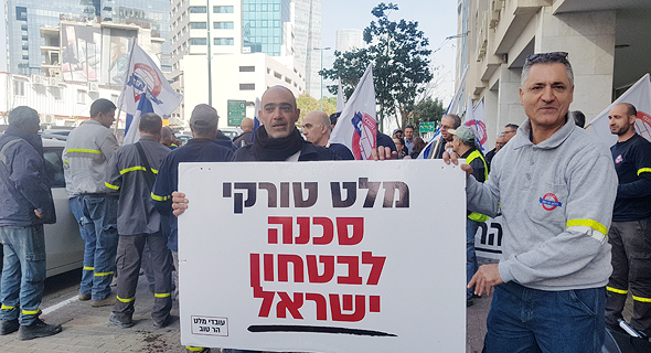 עובדי מפעל המלט הר טוב מפגינים ליד בניין משרד הכלכלה בתל אביב, דקות לפני הכרעת השר עובדי מפעל המלט הר טוב מפגינים ליד בניין משרד הכלכלה בתל אביב, דקות לפני הכרעת השר