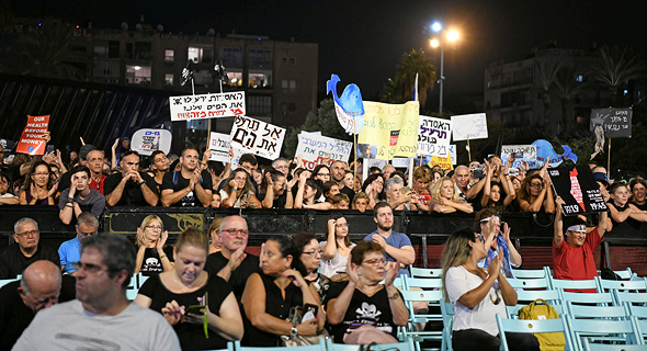 הפגנות להרחקת אסדת הגז מהחוף. “הסוד הוא להפוך את התושבים לשותפים" הפגנות להרחקת אסדת הגז מהחוף. “הסוד הוא להפוך את התושבים לשותפים"