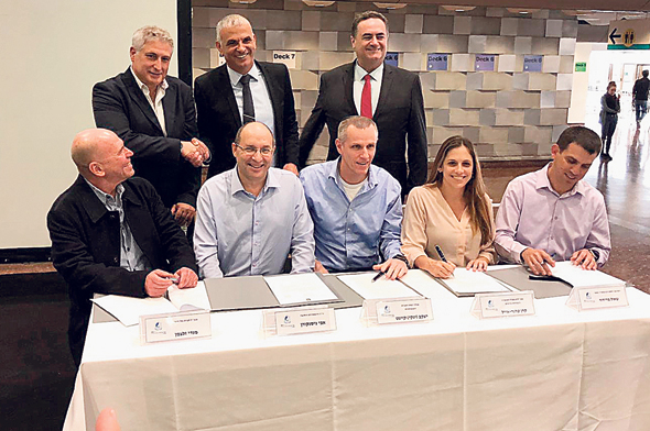 עומדים, מימין לשמאל: שר התחבורה ישראל כץ, שר האוצר משה כחלון, יו"ר נמל חיפה אשל ארמוני. יושבים, מימין לשמאל: ראש אגף תקציבים שאול מרידור, מנכ"לית משרד התחבורה קרן טרנר, מנהל רשות החברות ינקי קווינט, יו"ר ההסתדרות אבי ניסנקורן ומנכ"ל נמל חיפה מנדי זלצמן, אתמול עומדים, מימין לשמאל: שר התחבורה ישראל כץ, שר האוצר משה כחלון, יו"ר נמל חיפה אשל ארמוני. יושבים, מימין לשמאל: ראש אגף תקציבים שאול מרידור, מנכ"לית משרד התחבורה קרן טרנר, מנהל רשות החברות ינקי קווינט, יו"ר ההסתדרות אבי ניסנקורן ומנכ"ל נמל חיפה מנדי זלצמן, אתמול