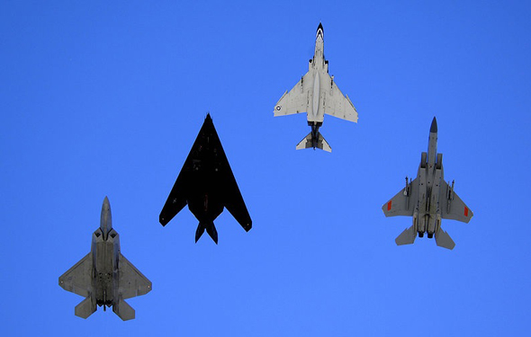 מימין: F15, פאנטום, הנייטהוק וה-F22 מימין: F15, פאנטום, הנייטהוק וה-F22