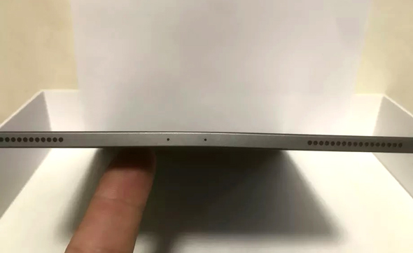 צילום של אחד האייפדים העקומים שהוצג ב-MacRumors צילום של אחד האייפדים העקומים שהוצג ב-MacRumors