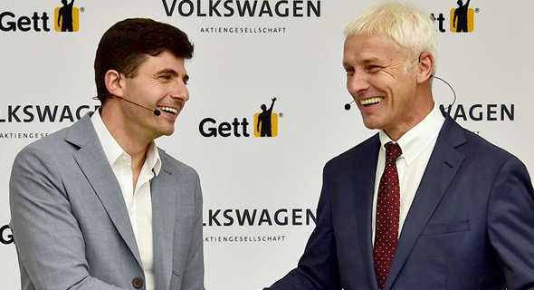 Gett CEO Shahar Waiser (left) and Volkswagen then-CEO Matthias Müller, 2016. Photo: Getty Images