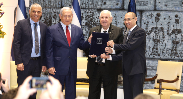 טקס מינוי נגיד בנק ישראל, פרופ' אמיר ירון (ראשון מימין) טקס מינוי נגיד בנק ישראל, פרופ' אמיר ירון (ראשון מימין)