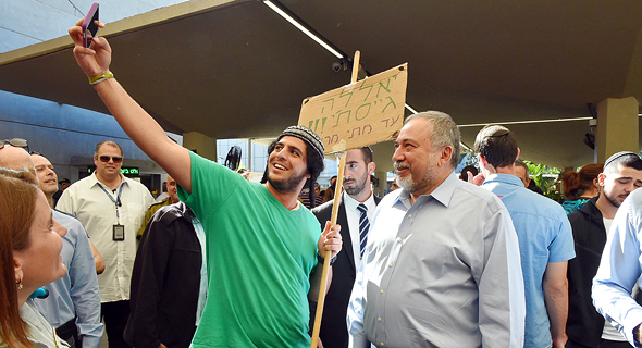 אביגדור ליברמן בבסיס תל השומר אביגדור ליברמן בבסיס תל השומר