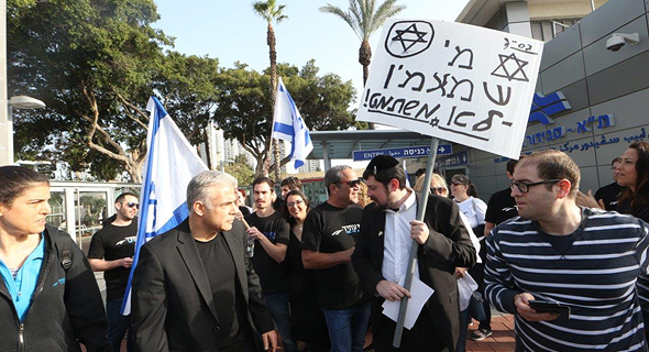 יאיר לפיד בהפגנה נגד חוק הגיוס יאיר לפיד בהפגנה נגד חוק הגיוס