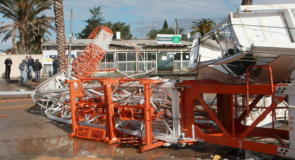עגורן שקרס באתר בנייה בהוד השרון והרג פועל עגורן שקרס באתר בנייה בהוד השרון והרג פועל