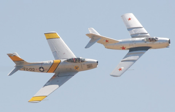 מטוס F86 סייבר מאחורי מיג 15 מטוס F86 סייבר מאחורי מיג 15