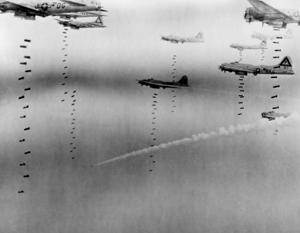 מטוסי B17 משחררים את מטען הפצצות שלהם מטוסי B17 משחררים את מטען הפצצות שלהם