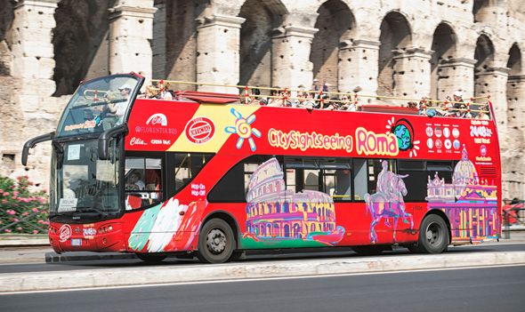אוטובוס תיירים ליד הקולוסיאום אוטובוס תיירים ליד הקולוסיאום