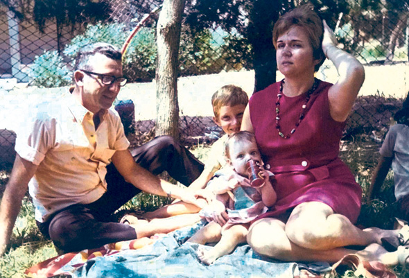 1970. אורנה הוזמן בכור בת החצי שנה עם הוריה אסתר ומשה ואחיה חיים (6), מעוז אביב 1970. אורנה הוזמן בכור בת החצי שנה עם הוריה אסתר ומשה ואחיה חיים (6), מעוז אביב