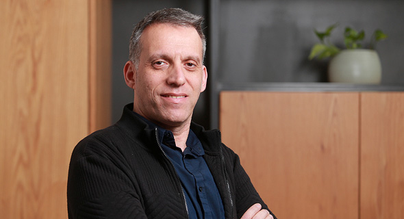 פרופ' טל שביט. "50% מהאושר הוא גנטי - זה בכלל לא תלוי בנו" פרופ' טל שביט. "50% מהאושר הוא גנטי - זה בכלל לא תלוי בנו"