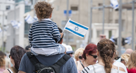ילד דגל ישראל אנשים, צילום: שאטרסטוק ילד דגל ישראל אנשים, צילום: שאטרסטוק
