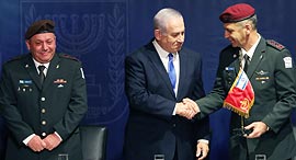 מימין: הרמטכ"ל הנכנס אביב כוכבי, רה"מ בנימין נתניהו והרמטכ"ל היוצא גדי איזנקוט מימין: הרמטכ"ל הנכנס אביב כוכבי, רה"מ בנימין נתניהו והרמטכ"ל היוצא גדי איזנקוט