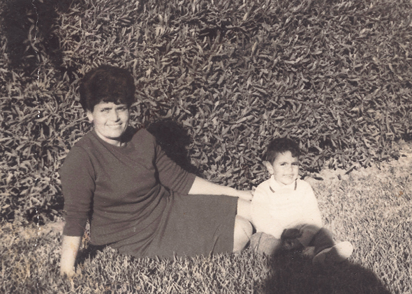 1969. צורי דבוש בן ה־3 עם אמו פנינה, בחצר הבית באשקלון 1969. צורי דבוש בן ה־3 עם אמו פנינה, בחצר הבית באשקלון