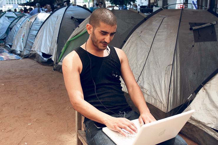 אקיקוס במאהל רוטשילד, מחאת 2011. "האמנתי לטייקונים ולביבי, אבל אחרי המחאה התפכחתי" אקיקוס במאהל רוטשילד, מחאת 2011. "האמנתי לטייקונים ולביבי, אבל אחרי המחאה התפכחתי"