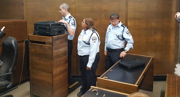 מימין עו"ד ולפיש ומשמאל רפ"ק עודד אררה בבית המשפט , צילום: תומר גנון