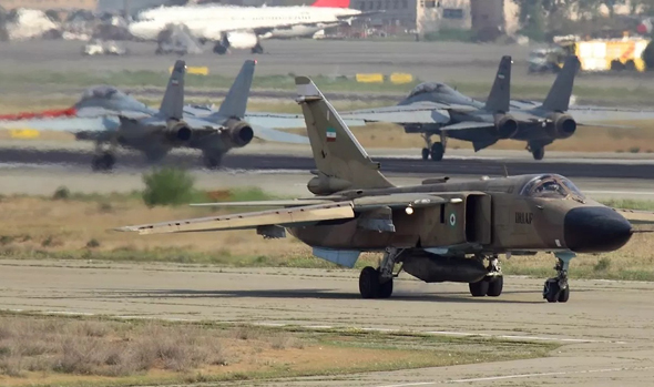 סוחוי 24 איראני, מאחוריו ליין מטוסי F14