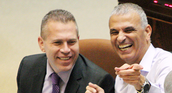שר האוצר משה כחלון והשר לביטחון פנים גלעד ארדן. שנה וחצי של הורדות ידיים שר האוצר משה כחלון והשר לביטחון פנים גלעד ארדן. שנה וחצי של הורדות ידיים