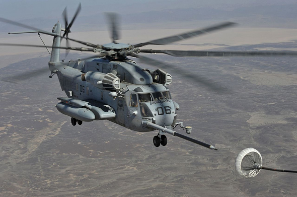 מסוק CH53 אמריקאי מתדלק בשיטת הסל. שימו לב לגשוש התדלוק המאורך, שנועד כדי שהרוטור לא יכסח את הצינור מסוק CH53 אמריקאי מתדלק בשיטת הסל. שימו לב לגשוש התדלוק המאורך, שנועד כדי שהרוטור לא יכסח את הצינור