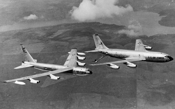 מפציץ B52 מתודלק באוויר. הנה, לא קל יותר ממנועים אטומיים? מפציץ B52 מתודלק באוויר. הנה, לא קל יותר ממנועים אטומיים?