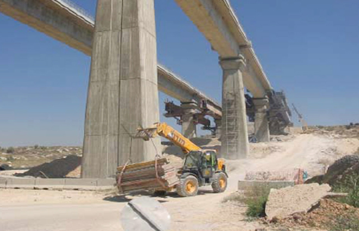עבודות להקמת גשר בעמק איילון. "אם המדינה רוצה שתהיה מהפכה ‑ היא צריכה לדרוס" עבודות להקמת גשר בעמק איילון. "אם המדינה רוצה שתהיה מהפכה ‑ היא צריכה לדרוס"
