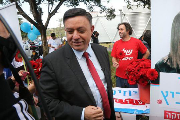 אבי גבאי מגיע להצביע אבי גבאי מגיע להצביע