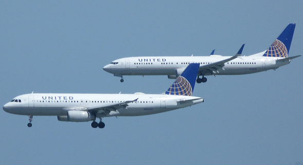 בואינג 737-900 ומתחתיו איירבוס A320. נראים זהים? שימו לב לסנפיר בקצה הכנף ולקצה הגוף, שבאיירבוס ממשיך יותר אחרי בסיס הזנב בואינג 737-900 ומתחתיו איירבוס A320. נראים זהים? שימו לב לסנפיר בקצה הכנף ולקצה הגוף, שבאיירבוס ממשיך יותר אחרי בסיס הזנב