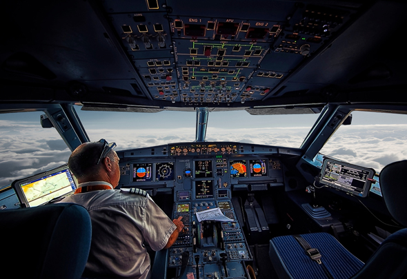 קוקפיט איירבוס A320. שימו לב לסטיק שנמצא לצד אנשי הצוות ולא מולם קוקפיט איירבוס A320. שימו לב לסטיק שנמצא לצד אנשי הצוות ולא מולם