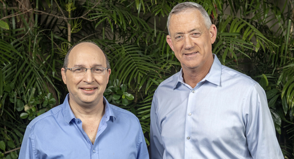מימין: בני גנץ ואבי ניסנקורן מימין: בני גנץ ואבי ניסנקורן
