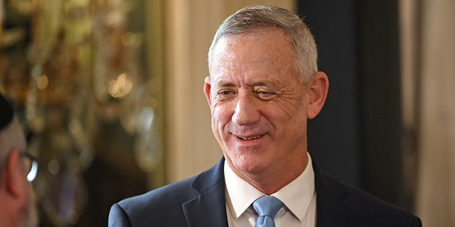 בני גנץ קיבל 5 מיליון שקל ערבויות מאנשי עסקים, ביניהם אלפרד אקירוב