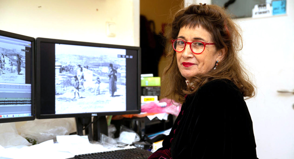 הבמאית דינה צבי ריקליס: "לא רציתי לחטט בפצעים, אבל כששמעתי סיפורים, הכל חזר אליי. כילדה הייתי אומרת לאמי ברחוב ‘אם את מדברת איתי ערבית אני הורגת אותך’" הבמאית דינה צבי ריקליס: "לא רציתי לחטט בפצעים, אבל כששמעתי סיפורים, הכל חזר אליי. כילדה הייתי אומרת לאמי ברחוב ‘אם את מדברת איתי ערבית אני הורגת אותך’"