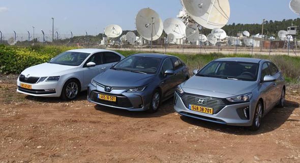 מימין: יונדאי איוניק, טויוטה קורולה וסקודה אוקטביה מימין: יונדאי איוניק, טויוטה קורולה וסקודה אוקטביה