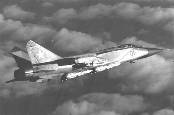 מיג 31 נושא טילי R33 תחת גופו מיג 31 נושא טילי R33 תחת גופו