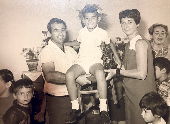 1967. חן קוגל חוגג יום הולדת 5 בגן שרה, חולון, עם הוריו רבקה ויהודה
