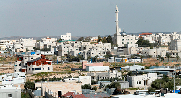 היישוב חורה. לטענת העותרים, הרשות מחויבת לחלק את הקרקעות המיועדות לפי אמות מידה שוויוניות היישוב חורה. לטענת העותרים, הרשות מחויבת לחלק את הקרקעות המיועדות לפי אמות מידה שוויוניות