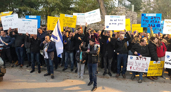 עובדי פלאפון ובזק בינלאומי מפגינים מול ביתו של יו"ר בזק שלמה רודב, בסביון לפני כחודשיים