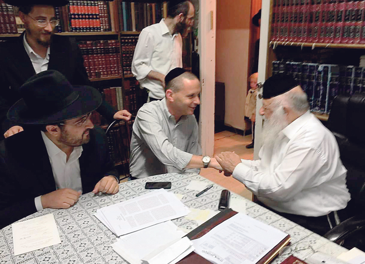 שי מקבל ברכה מהרב ברוך דב פוברסקי, ראש ישיבת פוניבז'. "יהיה לי לכבוד אם ישתמשו בי כגשר" שי מקבל ברכה מהרב ברוך דב פוברסקי, ראש ישיבת פוניבז'. "יהיה לי לכבוד אם ישתמשו בי כגשר"