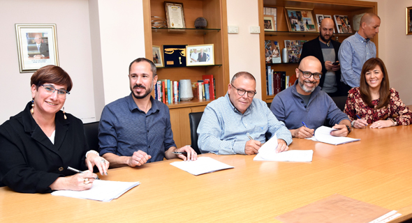 הסכם קיבוצי חדש בפרטנר. מימין: יו"ר הוועד קרן אופק, מנכ"ל פרטנר איציק בנבנישיתי, יו"ר הסתדרות המעו"ף ומ"מ יו"ר האגף לאיגוד מקצועי ארנון בר-דוד, יו"ר איגוד עובדי האינטרנט הסלולר וההייטק יקי חלוצי וסמנכ"ל משאבי אנוש ומנהל בפרטנר, עינת רום הסכם קיבוצי חדש בפרטנר. מימין: יו"ר הוועד קרן אופק, מנכ"ל פרטנר איציק בנבנישיתי, יו"ר הסתדרות המעו"ף ומ"מ יו"ר האגף לאיגוד מקצועי ארנון בר-דוד, יו"ר איגוד עובדי האינטרנט הסלולר וההייטק יקי חלוצי וסמנכ"ל משאבי אנוש ומנהל בפרטנר, עינת רום