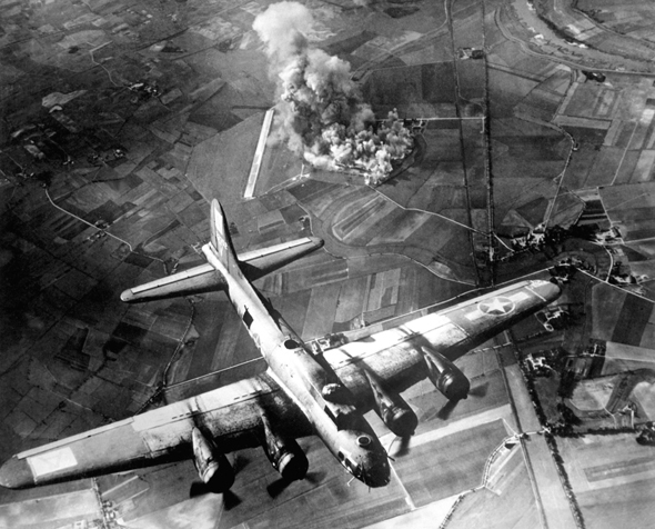 מפציץ B17 אמריקאי מעל לבסיס אווירי שהופצץ